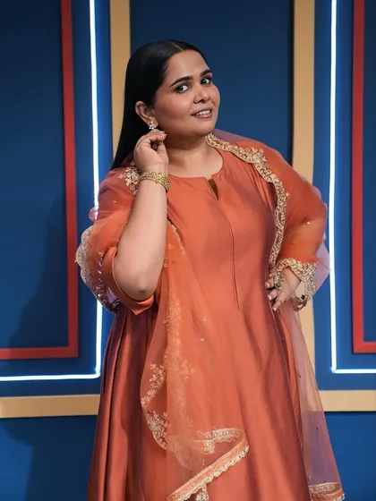 Another angle of Sumukhi Suresh's radiant look for her Amazon Live appearance. Her skin is glowing, and the makeup enhances her natural features, making her look fresh and camera-ready.