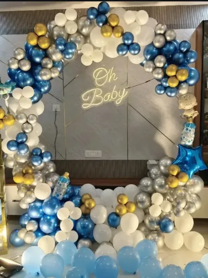 A classic "Oh Baby" shower setup for a boy. The blue, white, and silver balloon ring, paired with "BABY" blocks, is a timeless choice for celebrating the mom-to-be.
