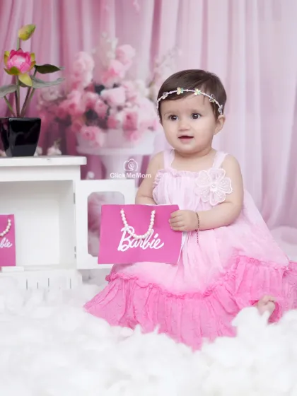 A perfect pose with her Barbie accessories. We provide all the props needed to create an immersive and fun themed photoshoot.