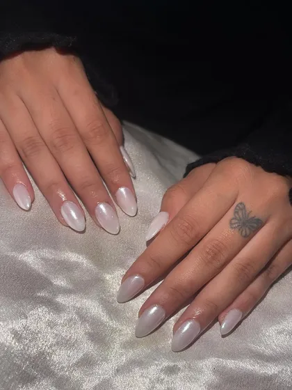 A simple yet stunning set of almond-shaped nails with a clean white chrome finish. The high-shine effect is effortlessly glamorous.