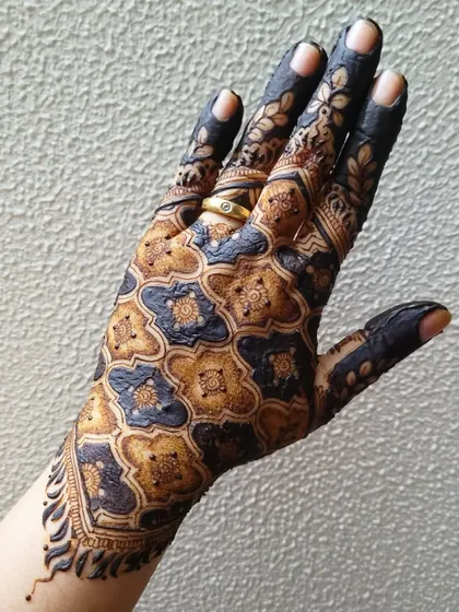I just love doing these intricate jali (grid) designs on the back of the hand. The repeating pattern is so mesmerizing and creates a beautiful stained-glass effect.
