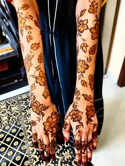 For those who love a lighter, more flowing style, this full-sleeve floral vine design is a perfect choice. It creates an elegant look with beautiful negative space, suitable for both brides and wedding guests.