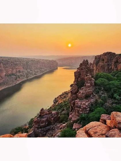 A golden sunset over the Gandikota gorge, a perfect end to a day of exploring the ancient fort.