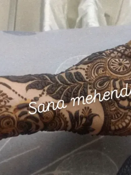 A side view of an Arabic-style design, showing how it elegantly flows along the side of the hand.