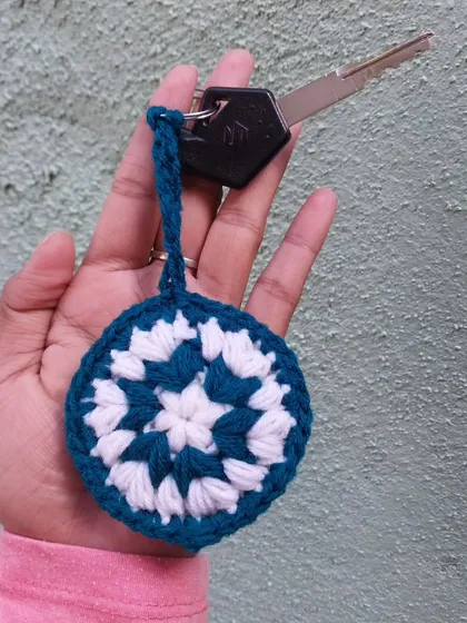 A mandala keychain with a beautiful starburst pattern. This can also be used as a small bag charm.