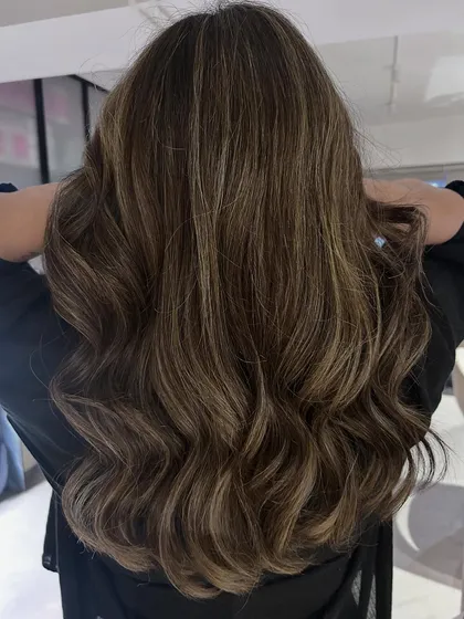 This matte beige blonde blend is a modern take on classic highlights. The cool, olive-toned blonde creates a sophisticated and unique look.