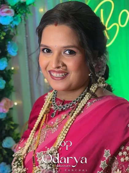 A radiant look for this baby shower. The makeup is kept fresh and glowing, and the hairstyle is elegant yet comfortable.