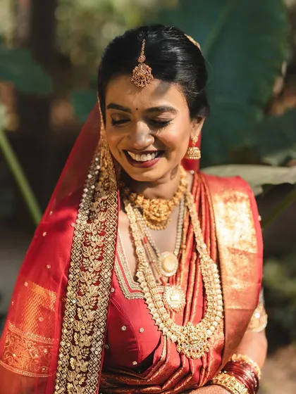 The pure joy of a bride on her wedding day. For this classic South Indian look, I focused on creating a radiant, long-lasting base that glowed in the natural light, paired with a bold lip that perfectly complemented her beautiful red saree.