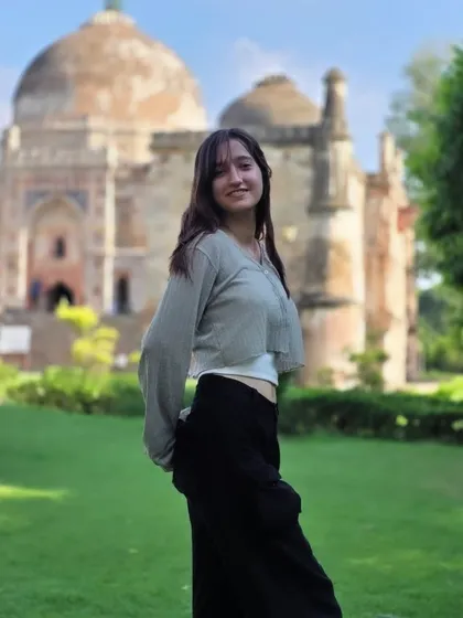 A classic standing portrait with the iconic tomb in the background. Her confident pose and smile make this a strong and engaging lifestyle shot.