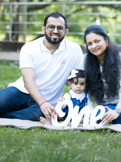 The first birthday is a celebration for the whole family. I love creating relaxed family portraits like this one, where the focus is on the connection and happiness you share. This is more than a photo; it's your family's story.