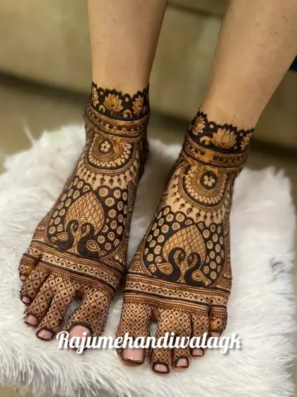 A classic peacock design for the feet, with the birds' feathers flowing down towards the toes. The ankles are adorned with a delicate lotus band.