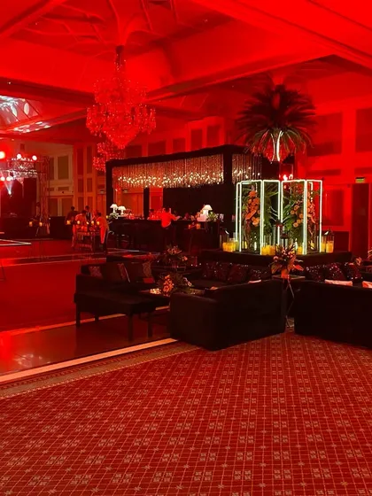 The entire ballroom was bathed in red light, creating an immersive and energetic environment for the cocktail night.