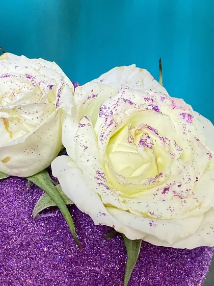 The edible glitter on the fresh white roses adds an extra touch of magic.