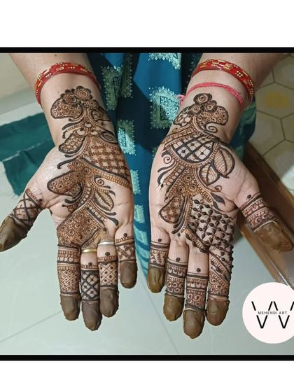 A full view of an intricate Arabic design.