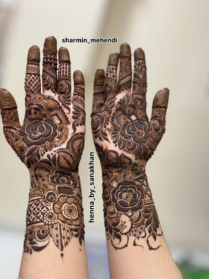 A classic floral design on the back of the hands, with intricate details and beautiful shading that makes the roses look almost real.