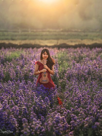 This shoot was a beautiful example of art within art. Here, artist Manali stands in a field of flowers with her ukulele, while her husband painted the scene nearby.