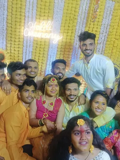 A group photo with the bride and all her friends and family. The wide backdrop ensures everyone can fit into the frame for memorable pictures.