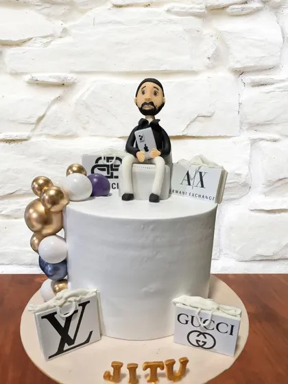 A cake for someone with a taste for luxury. This design is decorated with edible shopping bags from high-end brands like Louis Vuitton, Gucci, and Armani Exchange.
