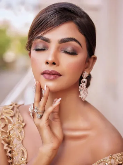 For a glamorous evening event, a bold smokey eye and a perfectly defined nude lip create an unforgettable look. This is an example of the high-fashion, photoshoot-ready makeup I provide for receptions, cocktail parties, or any special occasion where you want to make a statement.