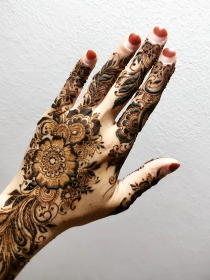 A duplicate image of the intricate Arabic floral design.