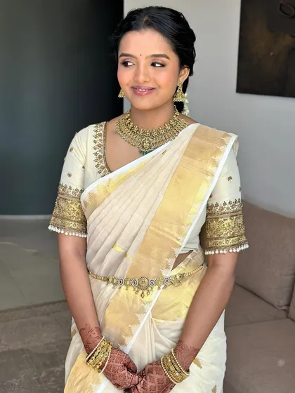 Another beautiful shot of this Meenamma-inspired look. The makeup is designed to enhance her features while respecting the timeless elegance of the culture.