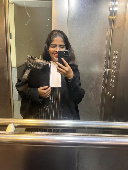 The life of a litigating lawyer often involves a uniform of black and white, seen here in another classic elevator selfie between hearings.