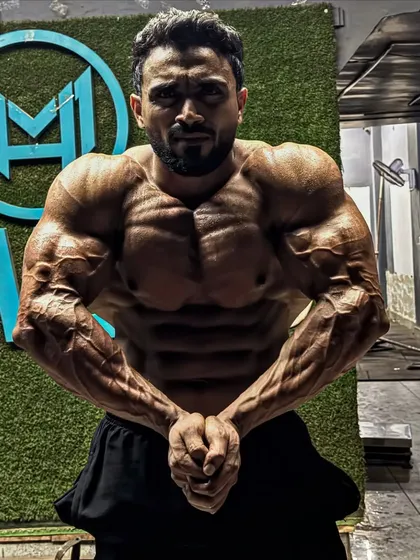 This is the result of discipline. A shredded side chest pose showing the muscle separation and vascularity that comes from intense training and a strict diet. This is the condition I bring to the stage.