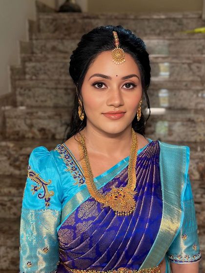 Another angle of this graceful and elegant look, suitable for any traditional celebration.