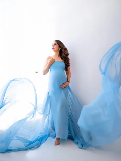 Let's have some fun with flowing fabrics. This dreamy maternity portrait uses a vibrant blue tossing fabric to create a sense of movement and magic, making you look and feel like a goddess.