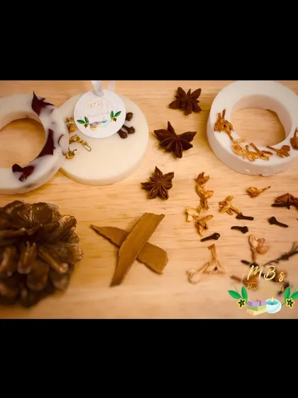 Experience the woody and spicy scents of the winter season with these aromatic wax tablets. Decorated with star anise, cloves, and cinnamon, they bring a cozy, warm fragrance to your closet.