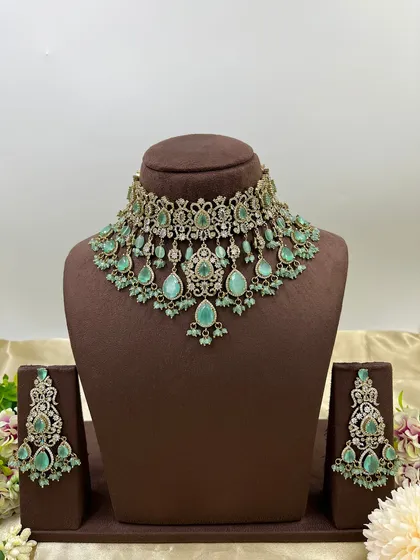 The full green AD zircon choker set displayed on a mannequin.