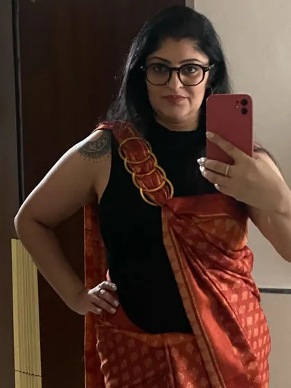 A selfie moment capturing the details. The unique ring buckle on the saree pallu adds a structural and fashionable element to the traditional drape.