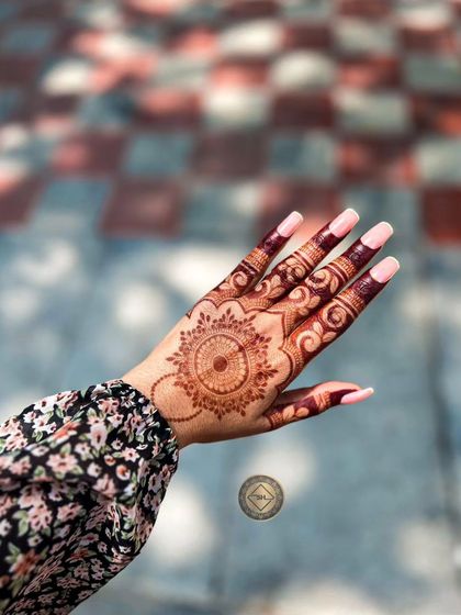 A simple mandala design with a stunningly dark stain. Even minimalist patterns look striking when the henna quality is this good.