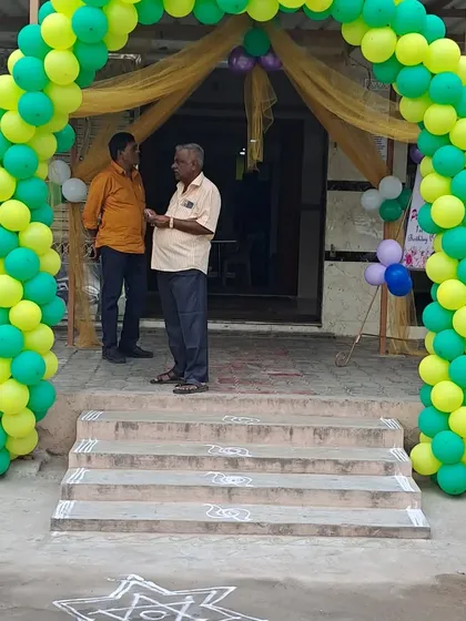 The entrance to the party, featuring a simple and cheerful balloon arch in green and yellow to welcome guests.