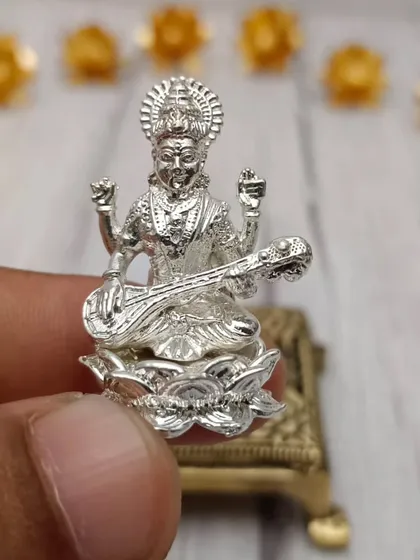 Panchaloha se bani yeh choti si Goddess Saraswati ki murti hai, jo Lakshmi pooja ke saath rakhi jaati hai. Yeh gyaan aur kala ki devi ka aashirwad laati hai.