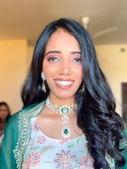 Effortlessly chic for a carnival-themed wedding event. I used subtle carnival hues on the eyes and kept the rest of the makeup natural, paired with soft curls.