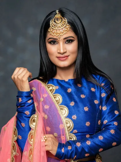 For this photoshoot with a talented actress, I created a glamorous look with a sharp, defined smokey eye and a soft nude lip. This style is perfect for evening events, parties, or anyone wanting a bold and confident look.