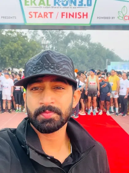 At the Ekal Run 3.0, ready for the flag-off. I manage events for various causes and organizations, adapting my services to their specific needs.