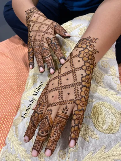 A beautiful back-of-hand design with a floral net pattern. This is a modern classic that looks elegant and intricate.