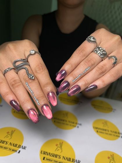 This set is pure magic, blending pink and purple with a sparkling chrome finish. The colors shift from soft to fierce depending on the light, creating a dramatic and radiant effect.