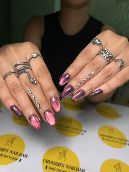 This set is pure magic, blending pink and purple with a sparkling chrome finish. The colors shift from soft to fierce depending on the light, creating a dramatic and radiant effect.
