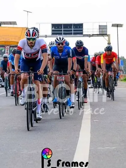 The elite peloton, a tight and fast-moving group.