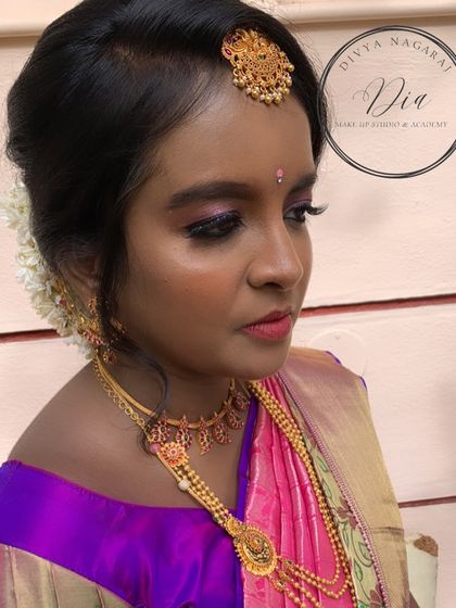 A close-up of this lovely Seemantha makeup. The soft purple and pink eyeshadow picks up the colours in her saree, and her skin has a beautiful, healthy glow.