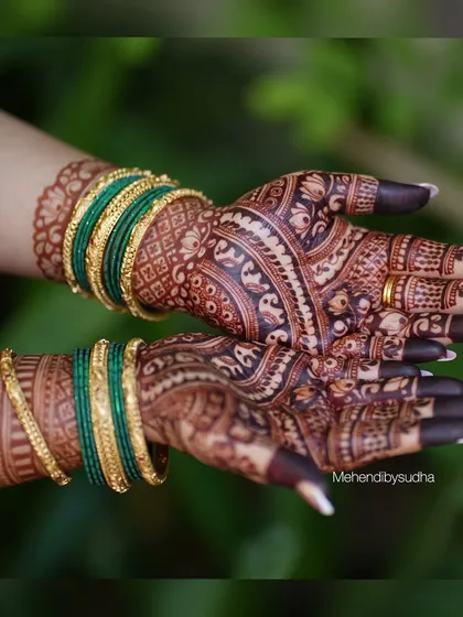 The result of natural henna and proper care is this stunning, deep maroon stain. This is the rich, dark color every bride dreams of, and I provide detailed aftercare instructions to help you achieve the best possible result for your wedding day.