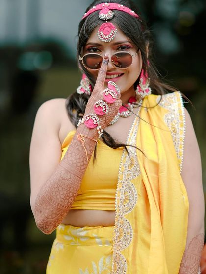 Our bride Sukriti looking radiant and ready for her Haldi celebration. We love helping our clients choose fun floral jewelry and accessories that perfectly match the vibrant, playful theme of the event.