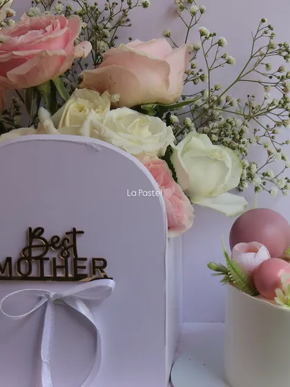 A close-up of the "Best Mother" hamper, focusing on the delicate flowers and the elegant cake topper.