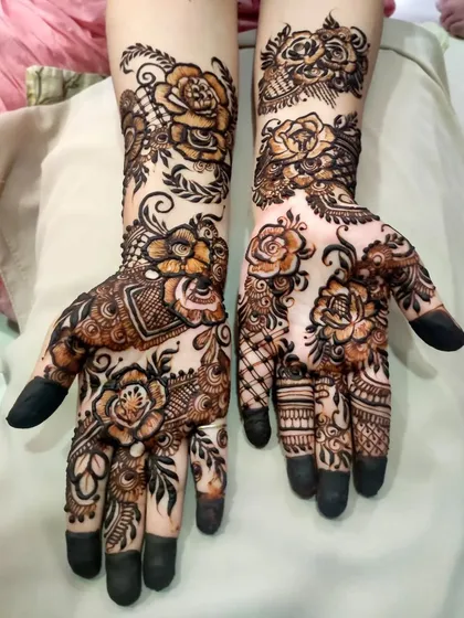 This floral pattern is a great choice for bridesmaids or wedding guests. It's intricate and beautiful.
