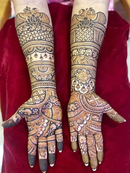 Elegant Engagement Mehendi photo 18
