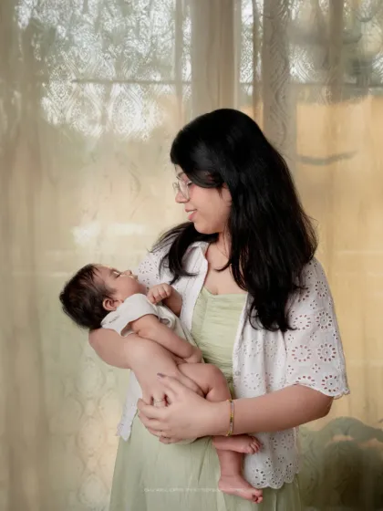 A quiet conversation between mother and child. Even in their first few weeks, the connection you share is visible, and I love to capture it.
