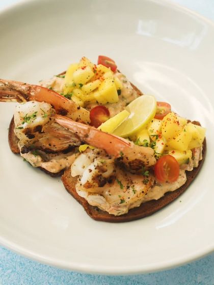 Missing mango season? We are too. This is our Chargrilled Prawns and Mango Crostini with Smoked Paprika Cream Cheese. Served on a multi-millet crostini, it perfectly balances smoky, sweet, and savory flavors in a 375-calorie snack.
